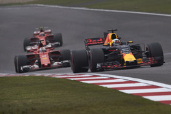 Daniel Ricciardo, Red Bull Racing RB13, leads Sebastian Vettel, Ferrari SF70H, and Kimi Raikkonen, Ferrari SF70H