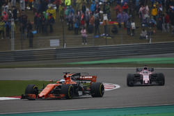 Fernando Alonso, McLaren MCL32, delante de Sergio Perez, Force India VJM10