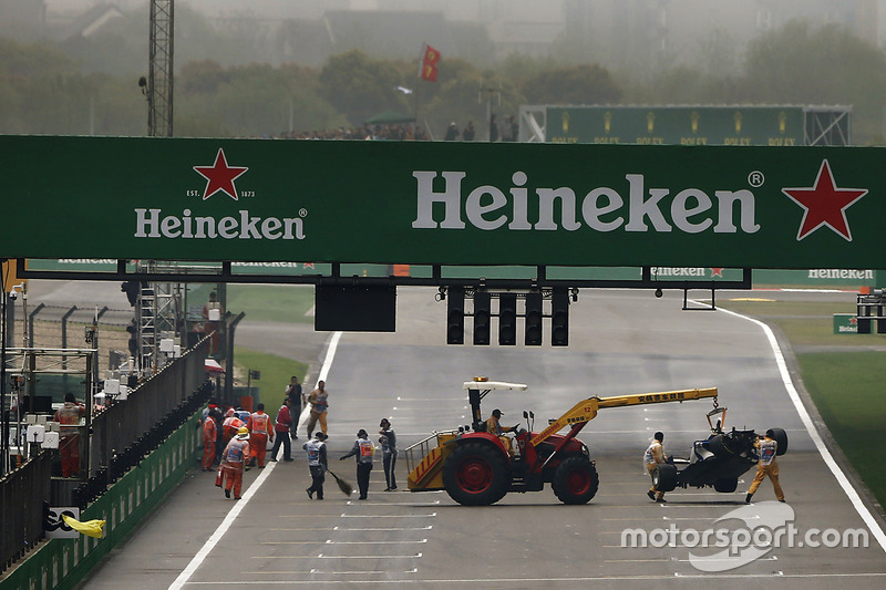 Marshals remove the wrecked car of Antonio Giovinazzi, Sauber C36