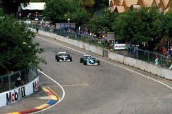 Michael Schumacher, Benetton B194 Ford, davanti a Damon Hill, Williams FW16B Renault