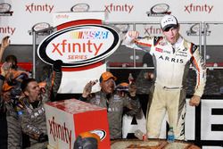 Il Campione 2016 e vincitore della gara Daniel Suarez, Joe Gibbs Racing Toyota