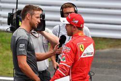 Sebastian Vettel, Ferrari habla con Jenson Button, en parc ferme