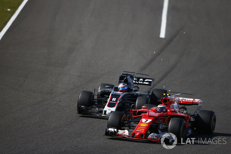 Kimi Raikkonen, Ferrari SF70H, Romain Grosjean, Haas F1 Team VF-17