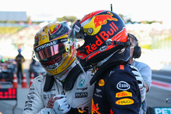 Le vainqueur Lewis Hamilton, Mercedes AMG F1 est félicité par Max Verstappen, Red Bull Racing dans le Parc Fermé