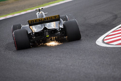Jolyon Palmer, Renault Sport F1 Team RS17 envoie des étincelles en l'air