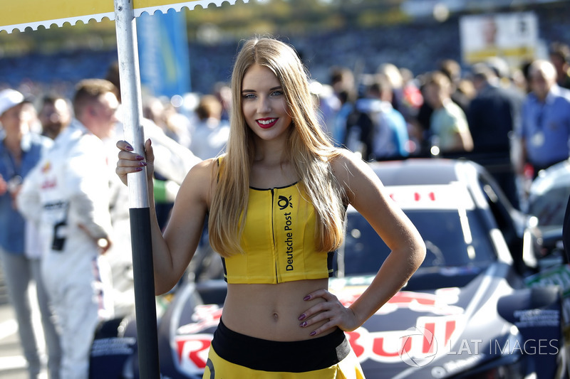 La grid girl di Marco Wittmann, BMW Team RMG, BMW M4 DTM