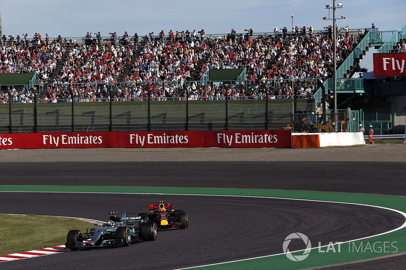 Valtteri Bottas, Mercedes-Benz F1 W08 e Max Verstappen, Red Bull Racing RB13 lottano per la posizione
