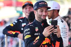 Daniel Ricciardo, Red Bull Racing festeggia con il suo cellulare sul podio