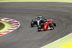 Sebastian Vettel, Ferrari SF70H, Valtteri Bottas, Mercedes AMG F1 W08