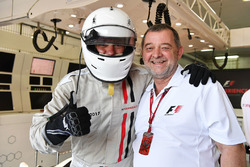 F1 Experiences tweezitter-passagier Will Buxton, NBC TV-presentator en Frankie Muniz, acteur