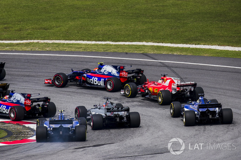 Carlos Sainz Jr., Scuderia Toro Rosso STR12, Pierre Gasly, Scuderia Toro Rosso STR12, Sebastian Vett