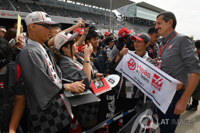 Руководитель команды Haas F1 Гюнтер Штайнер и болельщики