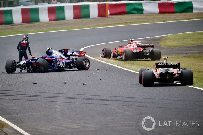 Carlos Sainz, Scuderia Toro Rosso, sufre un accidente con el STR12