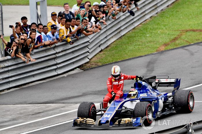 Sepang 2017: Pascal Wehrlein (Sauber) lleva a Sebastian Vettel (Ferrari)
