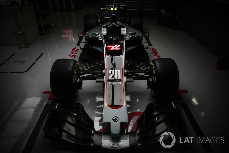 Mobil Haas F1 Team VF-17 di garasi