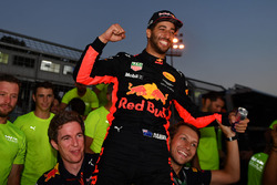 Race winner Daniel Ricciardo, Red Bull Racing celebrates with the team