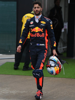 Daniel Ricciardo, Red Bull Racing walks in after stopping on track in Q1