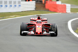 Kimi Raikkonen, Ferrari SF70H, front delaminating tyre