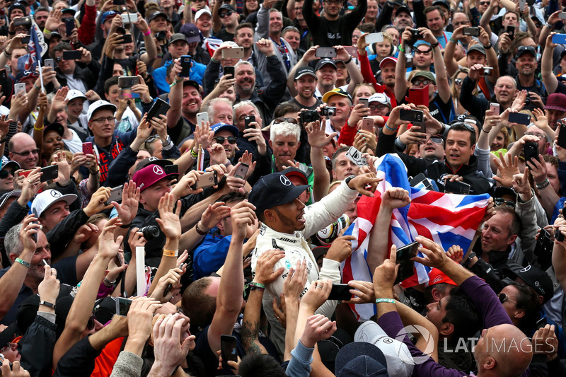 Ganador de la carrera Lewis Hamilton, Mercedes AMG F1 celebra con los fans