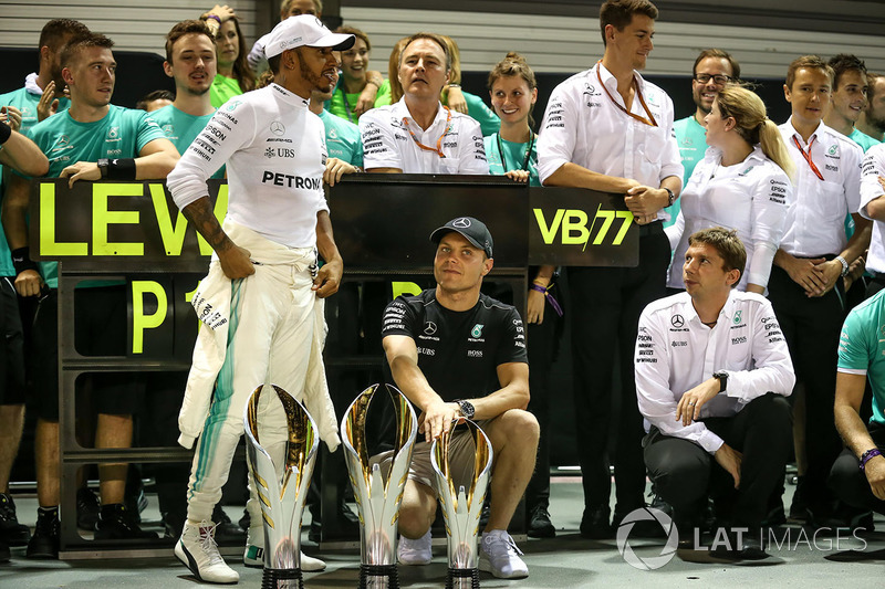 Ganador, Lewis Hamilton, Mercedes AMG F1 y Valtteri Bottas, Mercedes AMG F1 celebran con el equipo