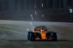 Stoffel Vandoorne, McLaren MCL32, lâche une gerbe d'étincelles