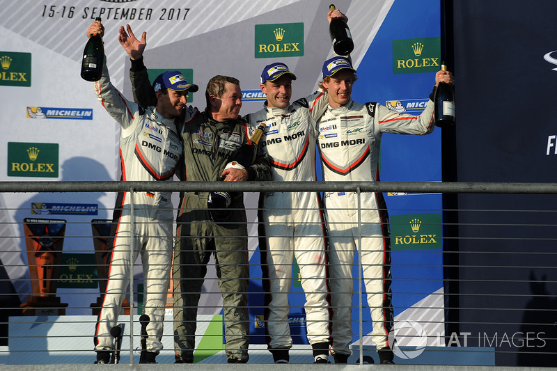 I vincitori Timo Bernhard, Earl Bamber, Brendon Hartley, Porsche Team