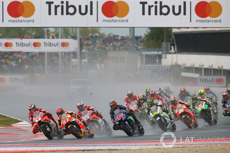 Старт гонки: лидируют Хорхе Лоренсо, Ducati Team, и Марк Маркес, Repsol Honda Team