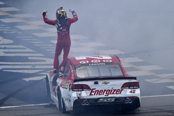 Race winner Kyle Larson, Chip Ganassi Racing Chevrolet