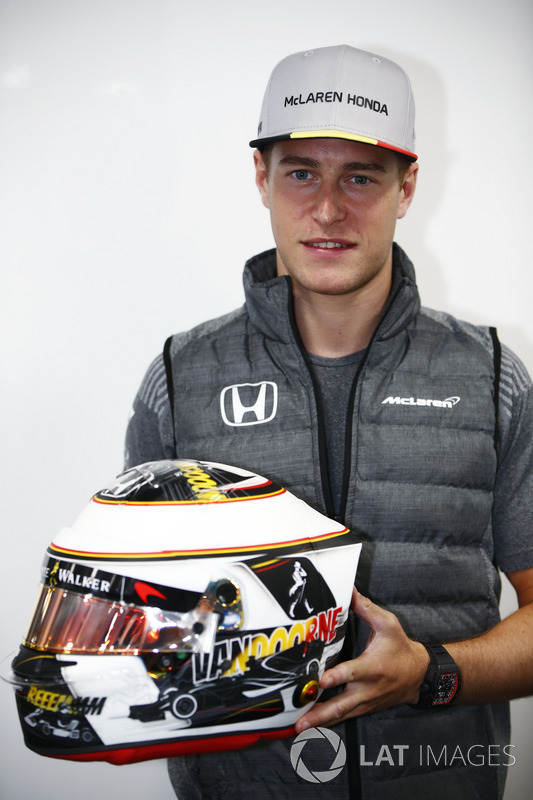 Stoffel Vandoorne, McLaren, mostra il nuovo design del suo casco