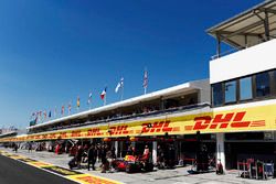 Daniel Ricciardo, Red Bull Racing RB13, dans les stands