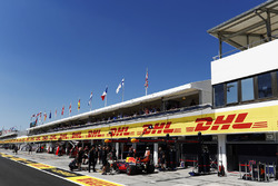 Daniel Ricciardo, Red Bull Racing RB13, ai box durante le Qualifiche