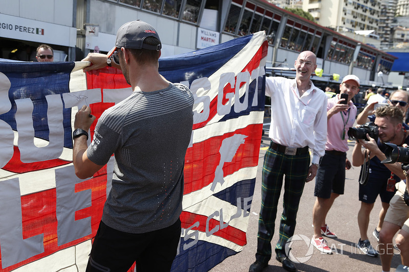 Jenson Button, McLaren signs a fans Union flag