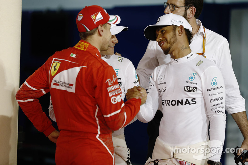 Ganador de la pole Valtteri Bottas, Mercedes AMG, segundo lugar de Lewis Hamilton, Mercedes AMG, tercer lugar Sebastian Vettel, Ferrari