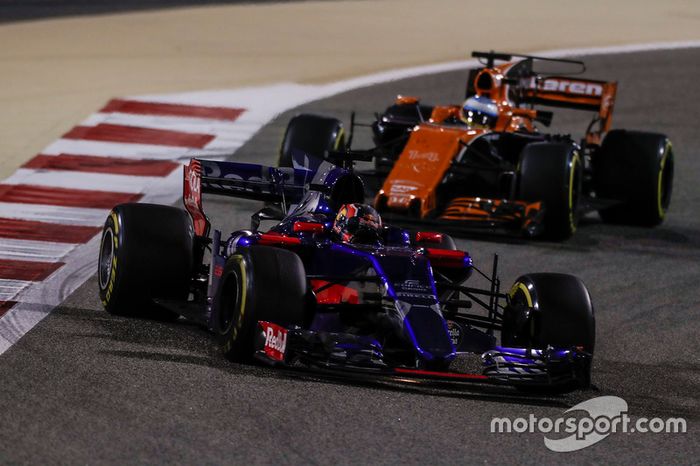 Daniil Kvyat, Scuderia Toro Rosso STR12, Fernando Alonso, McLaren MCL32