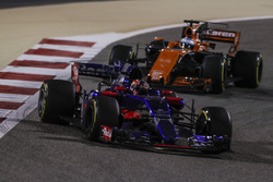 Daniil Kvyat, Scuderia Toro Rosso STR12, Fernando Alonso, McLaren MCL32