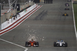 Kimi Raikkonen, Ferrari SF70H y Felipe Massa, Williams FW40
