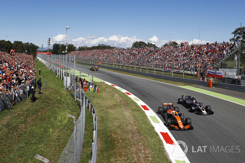 Fernando Alonso, McLaren MCL32, Romain Grosjean, Haas F1 Team Team VF-17