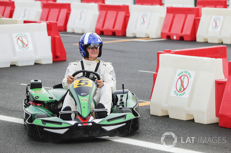 David Coulthard corre contra el futbolista Christian Karembeu en kart