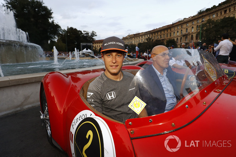 Stoffel Vandoorne, McLaren, en el desfile de Milán