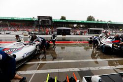 Felipe Massa, Williams FW40, Lance Stroll, Williams FW40, are returned to the garage