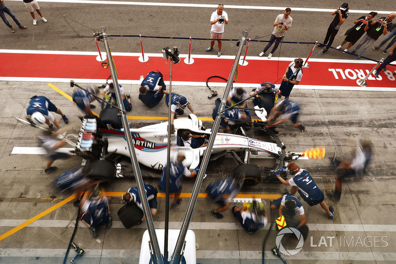 The Williams conducts a practice pit stop
