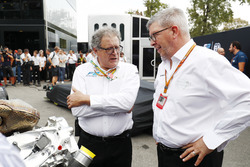 Didier Perrin et Ross Brawn avec le nouveau moteur de F2