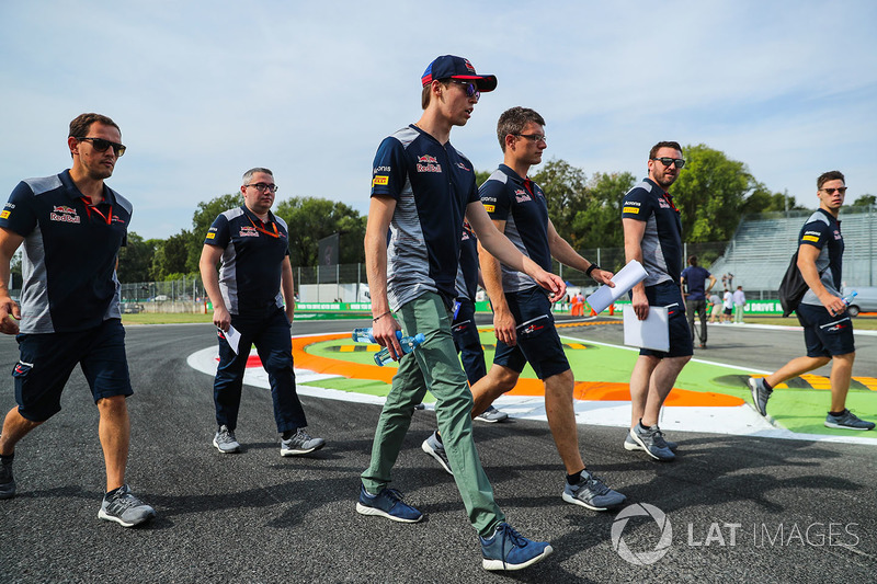 Daniil Kvyat, Scuderia Toro Rosso walks the track
