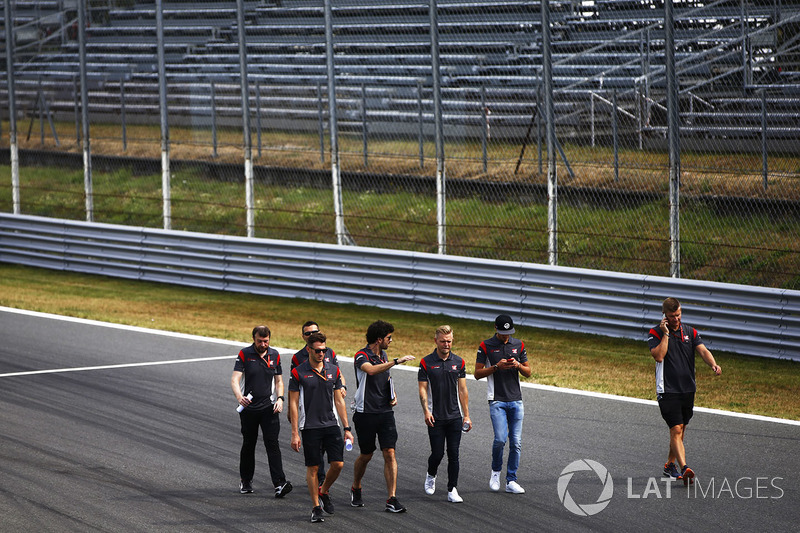 Kevin Magnussen, Haas F1 Team, walks the track with his team