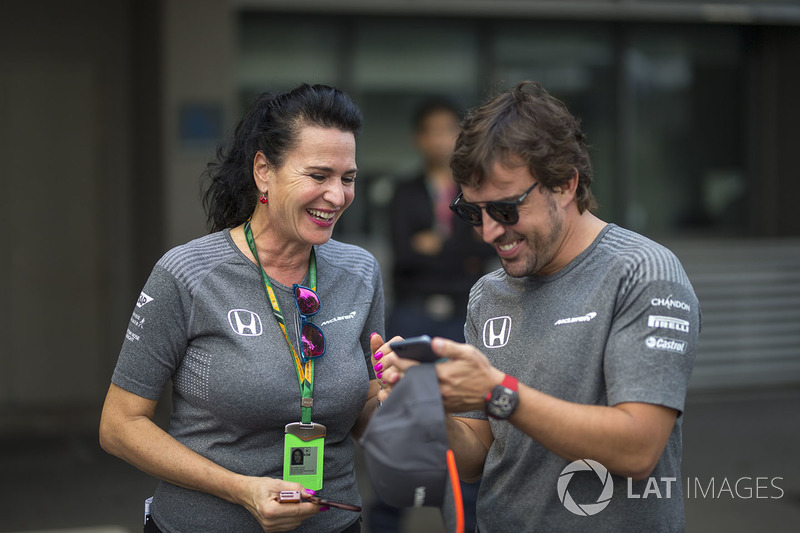 Fernando Alonso, McLaren y Silvia Hoffer Frangipane, McLaren encargada de prensa