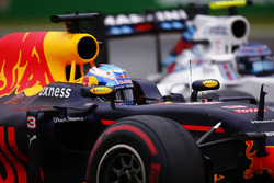 Daniel Ricciardo, Red Bull Racing RB12, overtakes Valtteri Bottas, Williams FW38