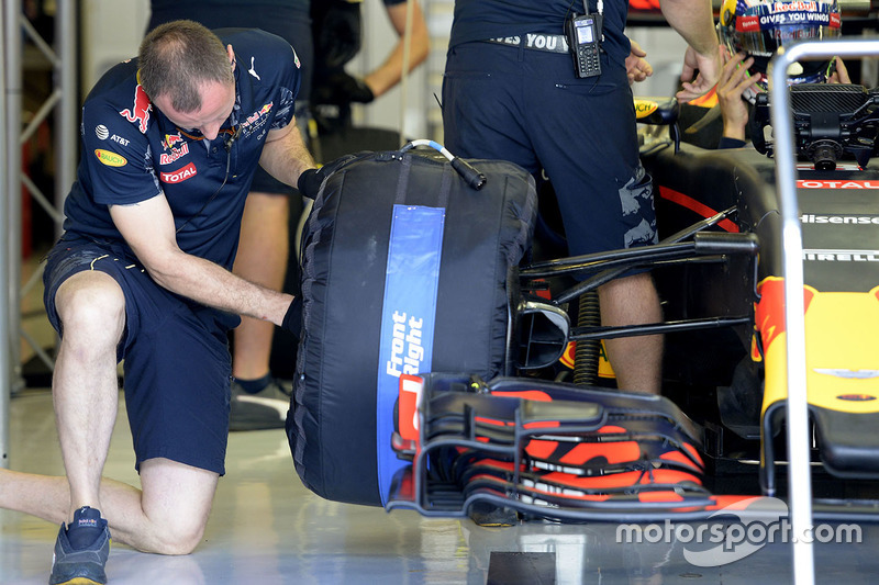 Daniel Ricciardo, Red Bull Racing, prova le Pirelli 2017