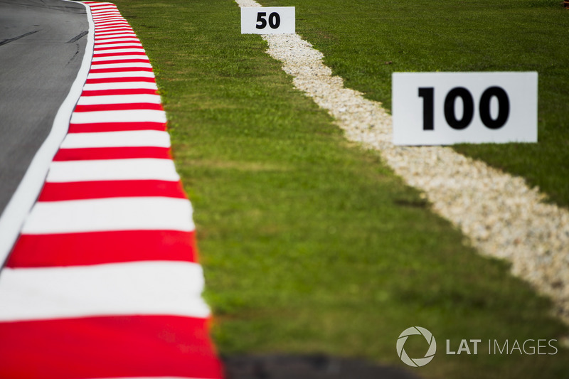 Kerb detail and braking marker boards