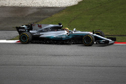 Lewis Hamilton, Mercedes-Benz F1 W08, finisce nella ghiaia