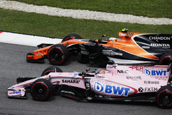 Stoffel Vandoorne, McLaren MCL32, battles Sergio Perez, Sahara Force India F1 VJM10